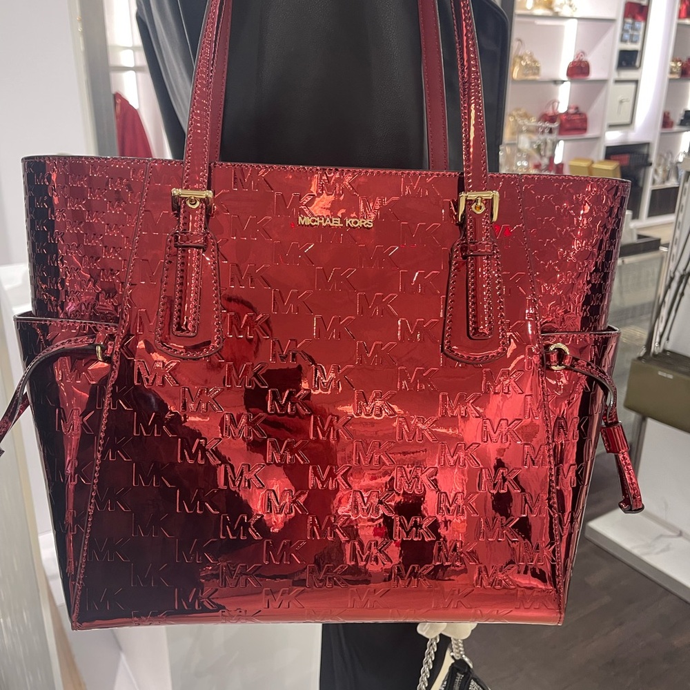MICHAEL KORS Voyager Large Metallic Logo Debossed EW Shoulder Tote Bg
Cherry
NWT - Picture 15 of 16